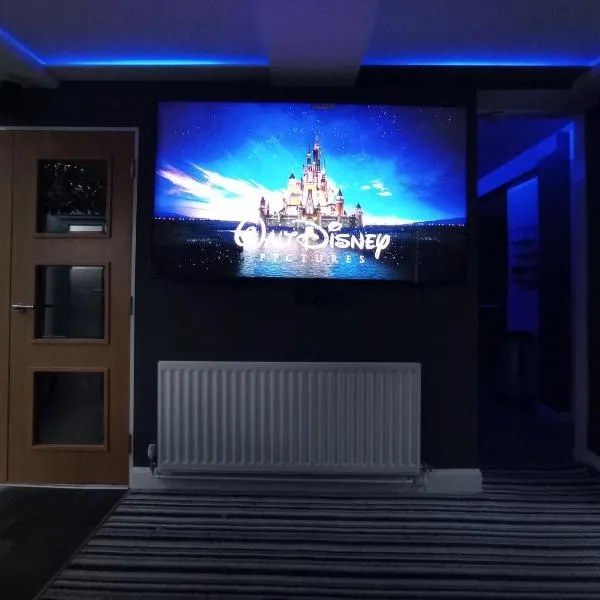 Movie nights and Chill, hotel em Glazebury