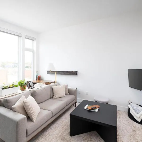 Modern 1BR Apt with Skywalk to Fiserv, Rooftop, and Parking, hotel di Milwaukee