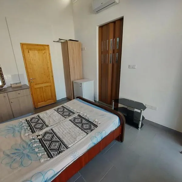 Anna Guesthouse 10 min walk from the beach, hotel v destinaci Larnaka