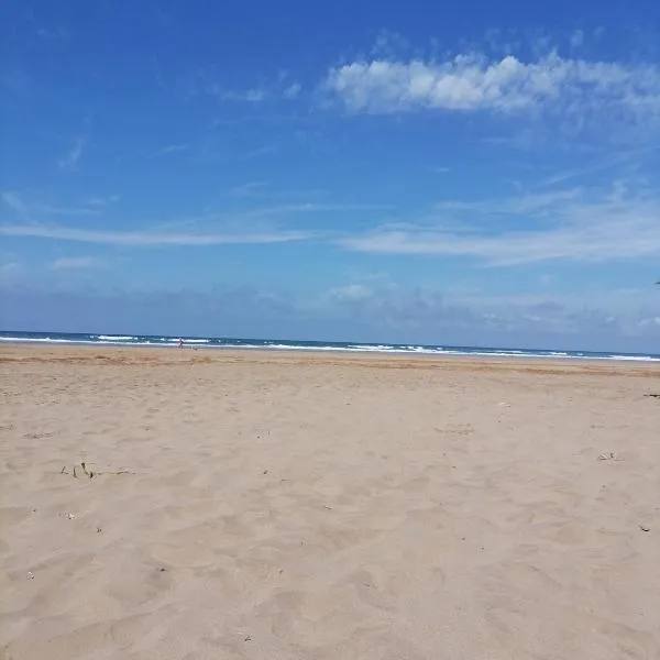 TANGER beach, hotel a Hauara