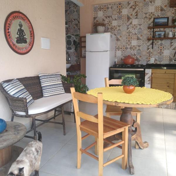 Suite para casal com espaço gourmet, entre mar e lagoa.