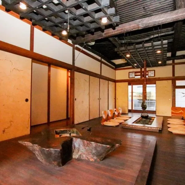 Guesthouse Omoya--全個室--囲炉裏のぬくもりと共にグループの絆を深める古民家宿でゆっくりとした時間を-6名部屋-6名部屋-8名部屋--最大20名-ペット同伴可は一室のみ-, hotel v destinaci Macujama