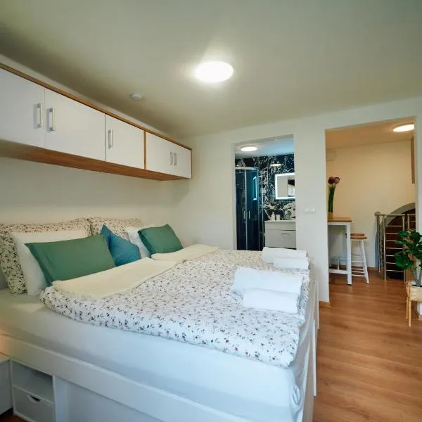 Apartment für 2 Erwachsene und 2 Kinder, ausgestattet mit einem Weinkeller und einem kleinen Hof - SELF-MADE FRÜHSTÜCK INBEGRIFFEN, hotel v destinaci Retz