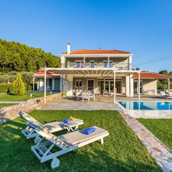 Luxury Villa with Private Pool in Skopelos, Ideal for Families, Villa Aelia by Kardous, hôtel à Alikias