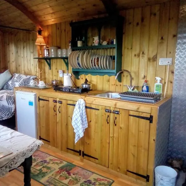 Lower Haven Shepherds Hut, hotel v destinaci Bath