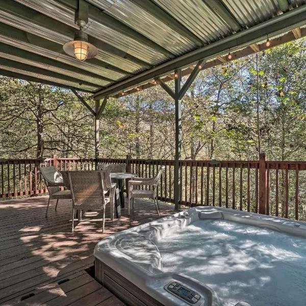 Riverfront Tallulah Falls Cabin with Hot Tub!, hotel v destinaci Tallulah Falls