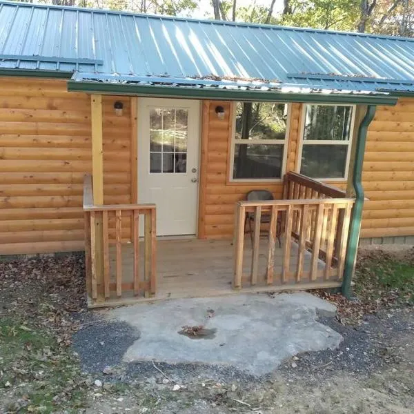 Cabin with a tree house on a buffalo farm ., hotel v destinaci Marshall