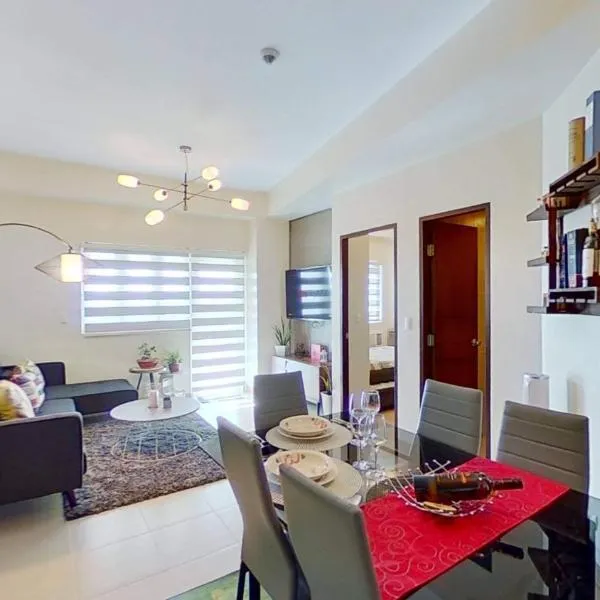 2 BR Corner Executive Suite at Lafayette Park Square Megaworld Blvd Unit 5H, hotel in Iloilo City