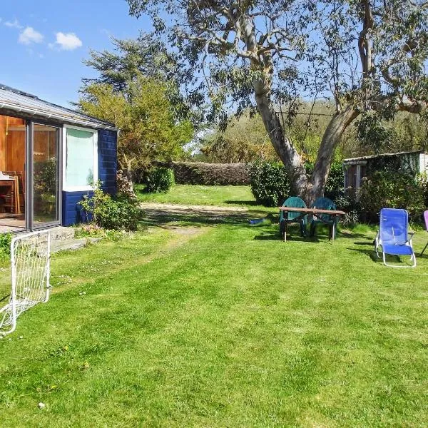 Maison d'une chambre a Tredrez Locquemeau a 800 m de la plage avec jardin amenage et wifi, hotel din Coat-Tredrez