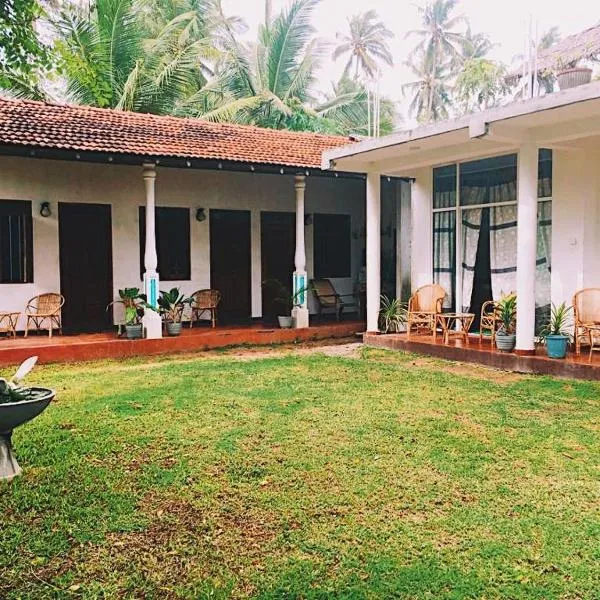 Lotus Surf House, Hotel in Midigama East