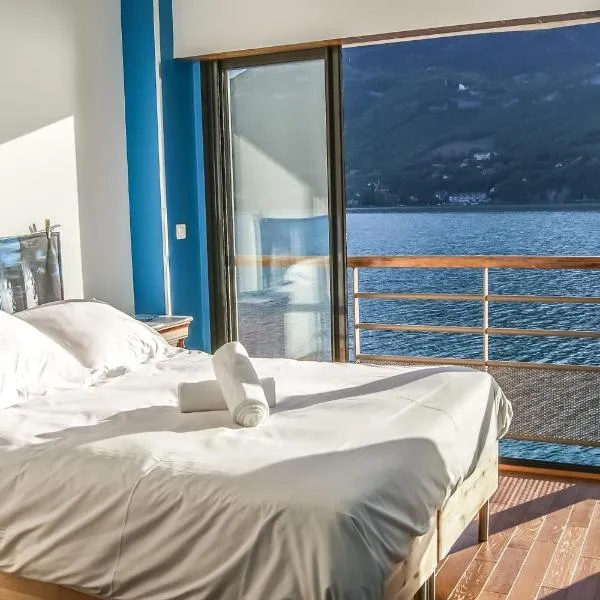 Feet in the water!, hotel v destinaci Duingt