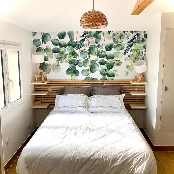La Parenthèse Balnéo T2 Cosy de 40m² avec terrasse, hotel in Ternay