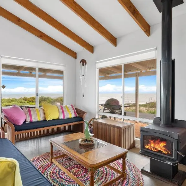 Bay Beach House - A Family & Pet Friendly Favourite with Direct Beach Access, hotel in Capel