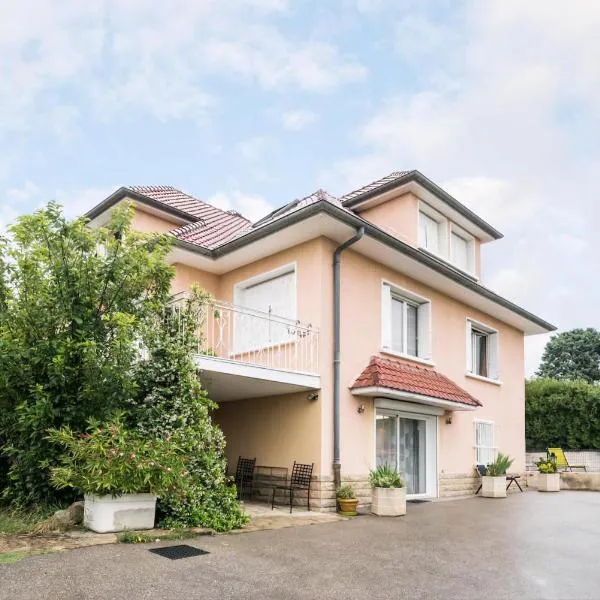 Appartement Indépendant en maison à 15 MIN de LYON, hotel in Saint-Symphorien-dʼOzon