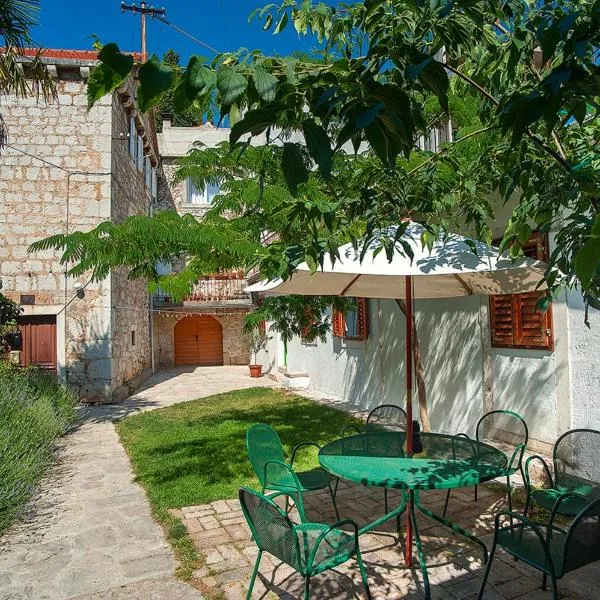 Dalmatian Garden - FREE parking - city centre, hotel u Šibeniku