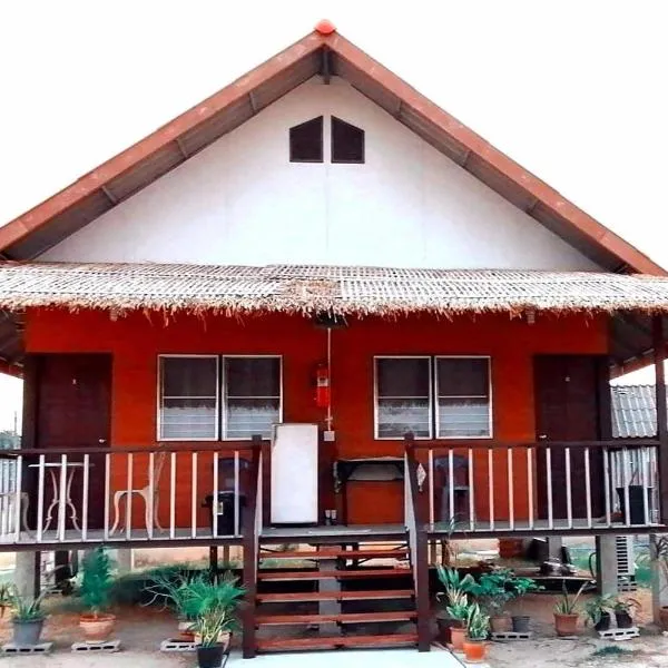 บ้านสวนยายชุ่ม/bannsuanyaychum, hotel v destinaci Lampang
