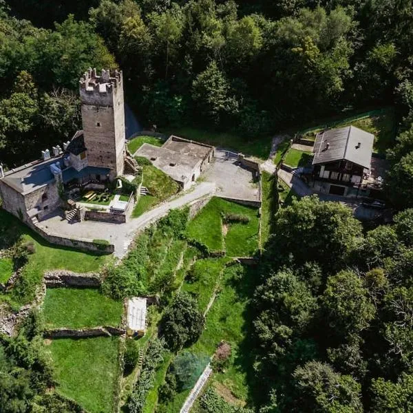 FOPPOLI CASTLE, PRIVATE 11th CENTURY FORTRESS WITH PANORAMIC VIEW, SAUNA AND HOT TUB OVERLOOKING THE VALTELLINA, hotel v destinaci Mazzo di Valtellina
