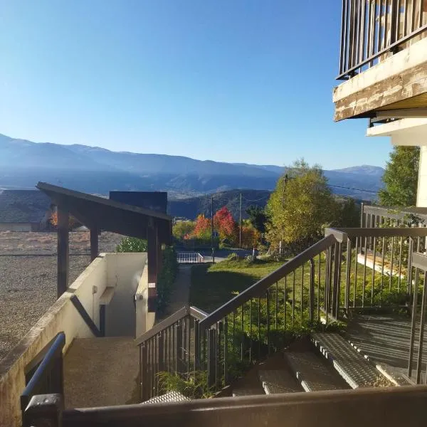 Studio cabine vue sur les Pyrénées, hotel in Font-Romeu-Odeillo-Via