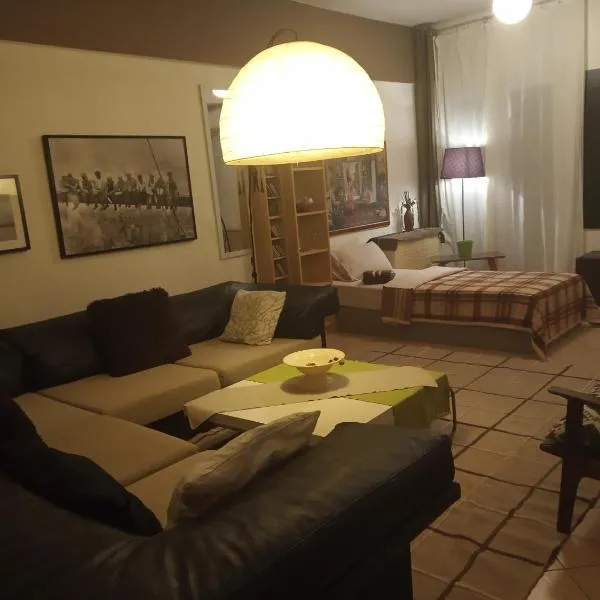 Spacious Cosy Apt (up to 5 guests), hotel in Thessaloniki