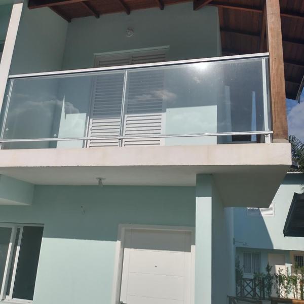 Casa em condomínio a 100 metros da praia.
