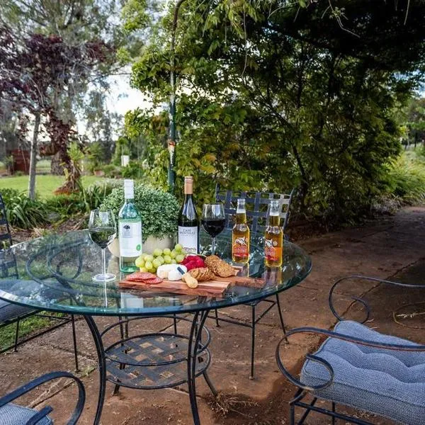 EdenValley Private Manicured Gardens with Fire Pit, hotel in Parkes