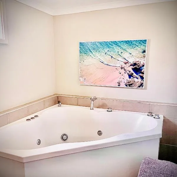 Churchill's B&B twin spa getaway Studio, hotel en Caves Beach