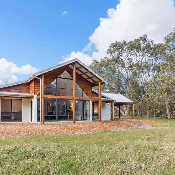 Kangaroo Retreat - Family Favourite Bush Retreat with Kangaroos in Margaret River, khách sạn ở Margaret River
