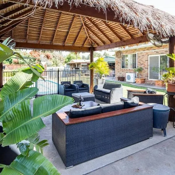 Apartment Bali Style with Pool and Fire Pits, hotell i Parkes