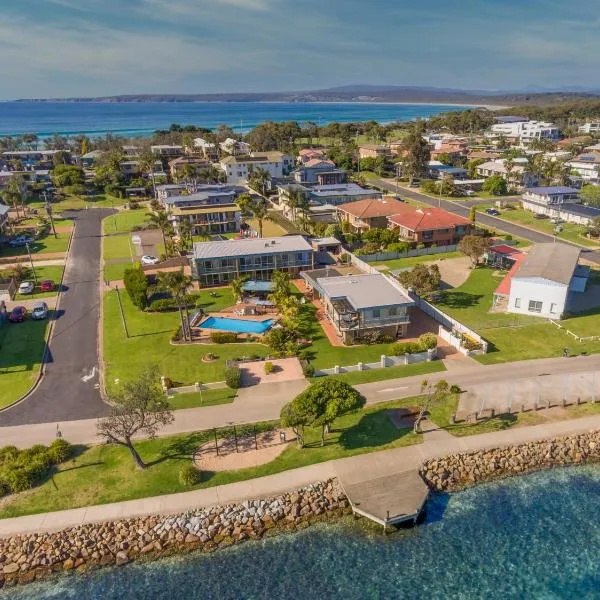 The Retreat Lakeside Merimbula, hotel v destinaci Merimbula