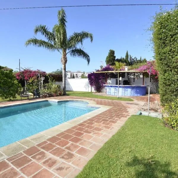 Maravillosa villa privada con piscina y gran jardín, hotel in Taramay