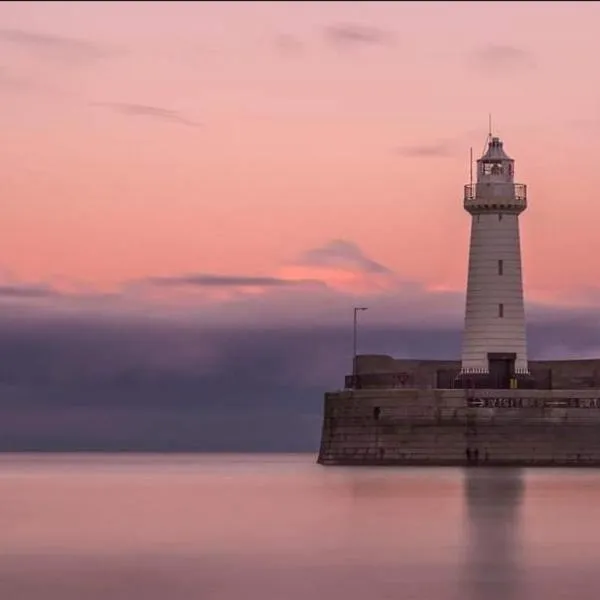 Home from Home 3 bedroom pier front stay, hotell i Donaghadee