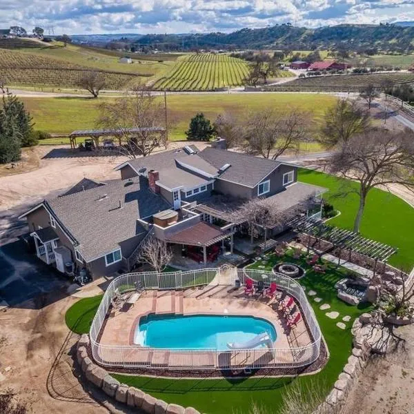 The Vineyard Farmhouse Villa, hotel in Estrella