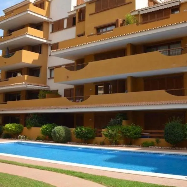 Spacious ground floor apartment, hotel in Punta Prima