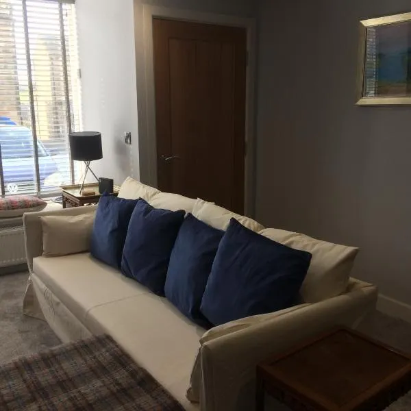 40 Newgate Barnard Castle -Central Location - Court Yard - Dog Friendly - Sleeps 7 - Wood Burner - Complimentary Logs & Wine - Smart TV, hotel in Barnard Castle