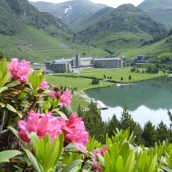 Apartaments Vall de Núria, hotel v destinaci Queralbs