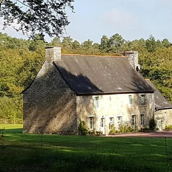 Paimpont: Gîte de la Haute Fenderie, hotel v mestu Paimpont