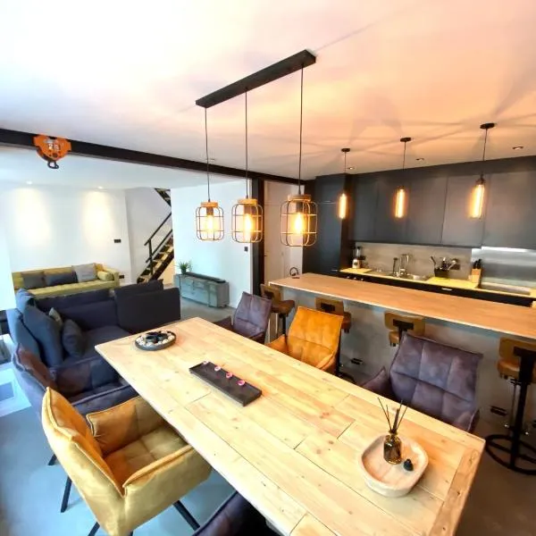 The Square - vacation rental with outdoor sauna - centre of Antwerp, hotel in Antwerp