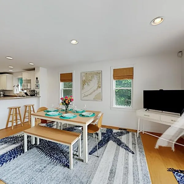 Modern Beach & Town Getaway, hotel in Falmouth