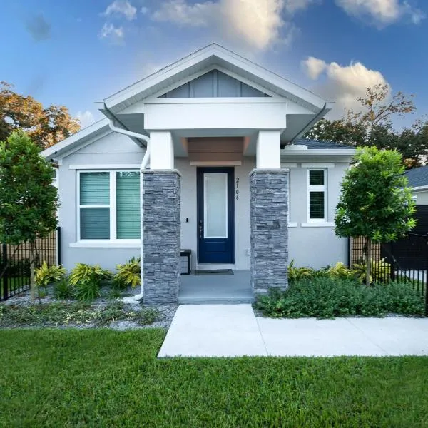 Newly Constructed Modern Pet Friendly Zen Home with Private Home Theater & Hot Tub! home、オーランドのホテル