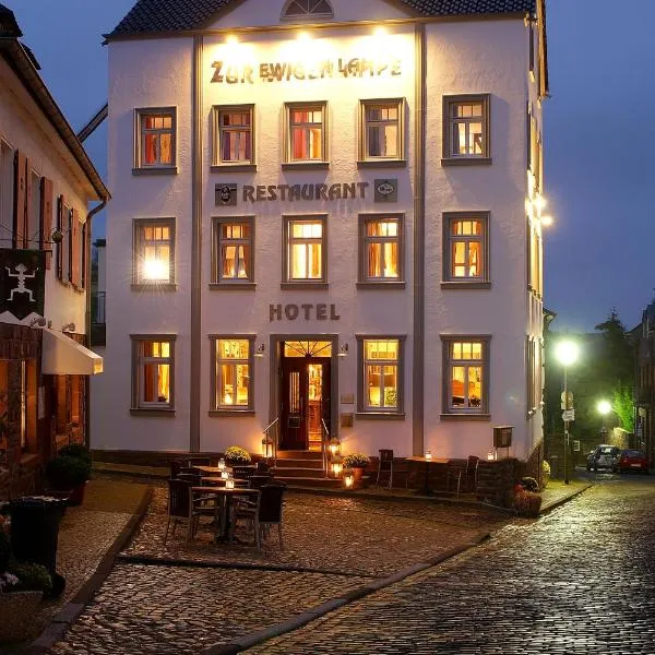 Zur Ewigen Lampe Romantisches Landhotel & Restaurant, hotel v destinaci Nideggen