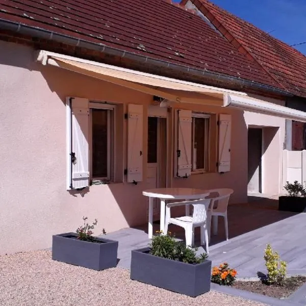 Maison charmante à Estivareilles + Piscine, hotel v destinaci Saint-Victor