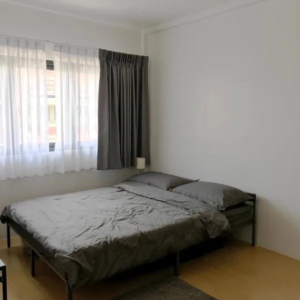 เจริญพาณิชย์ รูมส์, hotel em Pathum Thani