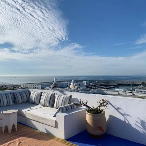 Tanger *Maison avec terrasse et vue sur la mer *, hotel in Tangier