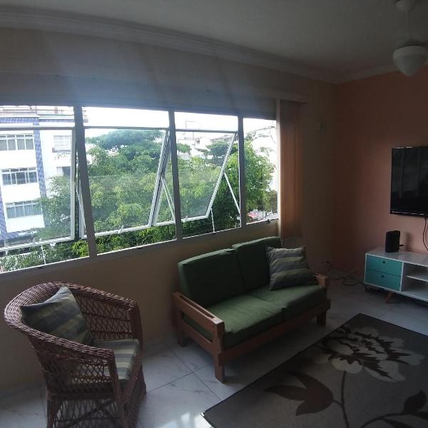 Guaruja. Excelente apartamento, localizado no melhor ponto da Enseada, a 200 m da praia. Possui restaurantes, mini shoppings e boulevard próximosar,  ambém a supermercados, farmácias e ao aquário do Guarujá.