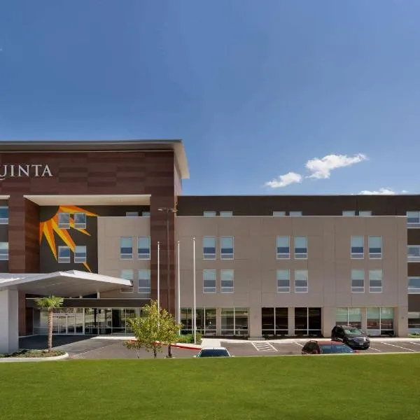 La Quinta Inn & Suites by Wyndham San Antonio Seaworld LAFB、Lackland Heightsのホテル