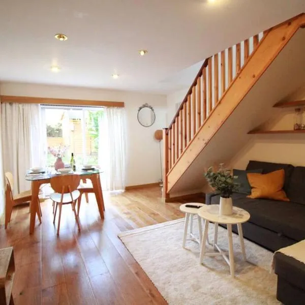 Cheerful Two-Bedroom Residential Home, hotel in Oxford