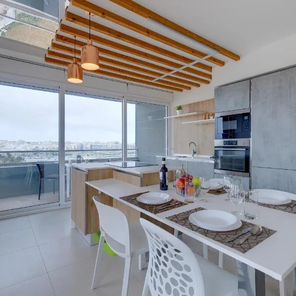 Stunning Apartment in a Central Location with Views, hotel v destinaci Taʼ Xbiex