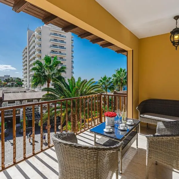 Amazing 3 bedroom apartment on the first line of the best Las Americas beach, air conditioner and terrace ocean view, hotel v destinaci Playa de las Americas
