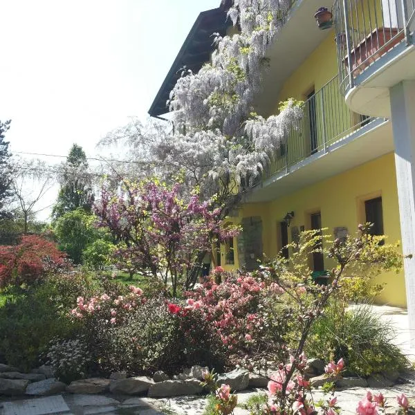 Agriturismo Tra Serra E Lago, hotel v destinaci Roppolo