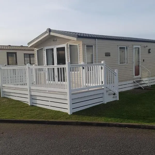 RICK'S RETREAT static caravan near the beach with free wifi, hotel v destinaci Lossiemouth